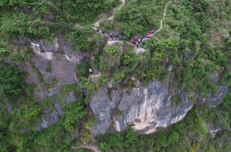 Con đường tới trường của những em học sinh ở Trung Quốc vô cùng gian nan.