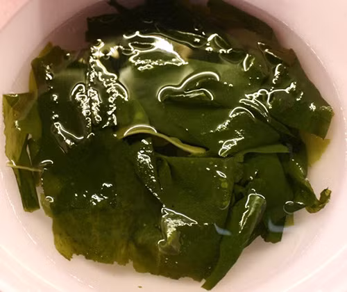 Người bệnh ung thư có thể dùng rong biển để nấu canh ăn hàng ngày. Chỉ cần chú ý, khi chế biến rong biển, không rửa nước mà chỉ dùng vải sạch lau sạch mặt rong rồi sau đó đem ngâm nước độ 2-3 giờ. Sau khi ngâm xong, dùng chính nước đó để nấu canh.