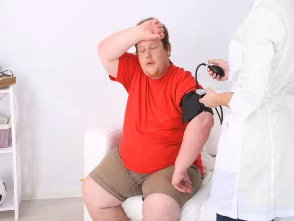 Tăng cân liên tục. Đôi khi, tăng cân không phải do chế độ ăn uống, có thể do hormone stress cortisol sinh ra từ tuyến thượng thận gây tăng cân. Khi hormone này tăng sẽ kích thích lượng insulin được phát hành vào máu, gây ảnh hưởng đến nồng độ đường trong máu và tăng cảm giác ngon miệng. Thường thì bạn sẽ béo vùng bụng. Điều này làm tăng nguy cơ bệnh tim mạch, đột quỵ.