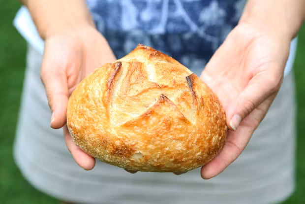 Khi phát hiện ra mình bị nhiễm nấm âm đạo, blogger, cô Zoe Stavri đã có quyết định bất thường là dùng dịch cơ thể không mong muốn làm một thành phần của bánh mì.