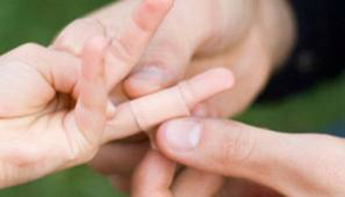 Vết thương lành nhanh chóng. Những vết thương nhỏ đều lành lặn trong vòng 1-2 ngày thì bạn đang có sức khỏe đáng khen. Bởi nếu vết cắt hoặc trầy da lâu chữa lành có nghĩa là bạn dễ bị lây nhiễm bên trong.