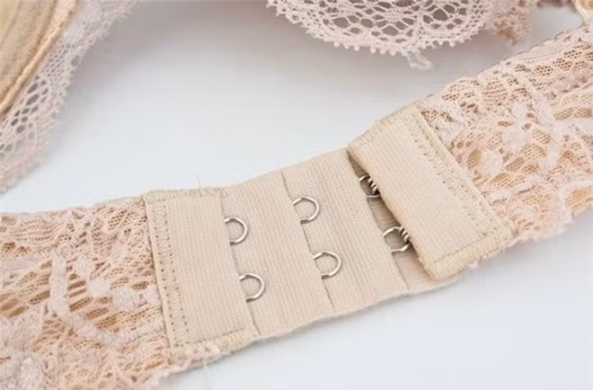 Bồn chồn. Mặc áo ngực chặt khi đi ngủ có thể gây bồn chồn khiến bạn khó đi vào giấc ngủ sâu.