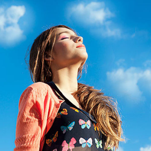 Tâm trạng. Ánh nắng mặt trời kích thích não sản xuất hormone serotonin thúc đẩy tâm trạng và giảm căng thẳng. Đối với một số người, không nhận đủ ánh nắng mặt trời trong những tháng mùa đông có thể sinh bệnh trầm cảm.