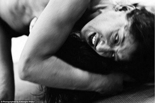 Nhiếp ảnh gia Katarzyna Mazur người Ba Lan đã lặn lội đến miền Đông Berlin để có được những bức chân dung sống động những người phụ nữ chiến đấu trong CLB đặc biệt này.