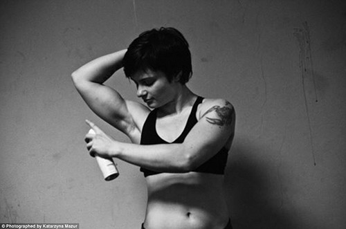 Câu lạc bộ chiến binh nữ bí mật này ở Đông Berlin. Các chiến binh ở đây không hề được trả tiền, không hề có lợi nhuận nào. Họ tham gia vào CLB phụ nữ để ngực trần chiến đấu để tìm kiếm sự thách thức và thoát khỏi định kiến về quyền bình nữ.