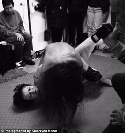 Các trận đánh có thể là những trận đấu vật, những trận tay đôi không dùng vũ khí... Những phụ nữ có thể ăn mặc thoải mái, chỉ mặc nội y hoặc thả rông ngực để chiến đấu như một chiến binh thực thụ. Trận đấu có khi kéo dài vài giờ đồng hồ và không có trọng tài.