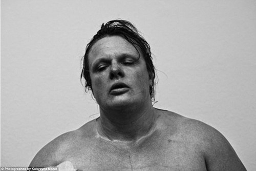 Những người phụ nữ sau trận chiến vô cùng mệt mỏi nhưng họ cũng sảng khoái với chiến thắng của mình và những vết tích cào cấu trên cơ thể của đối thủ để lại.