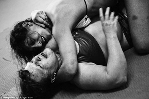 Tất cả những người phụ nữ từ già trẻ, mọi màu da, tuổi tác đều có thể tham gia CLB. Điều kiện duy nhất là họ có niềm ham mê chiến đấu trong hòa bình.