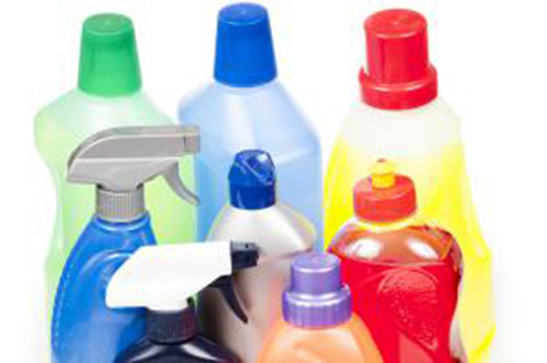 Sản phẩm làm sạch. Chắc chắn bạn muốn phòng ngủ gọn gàng và sạch sẽ nhưng các sản phẩm làm sạch thương mại sẽ rất có hại cho những người nhạy cảm với nước hoa và các thành phần gây kích ứng khác.