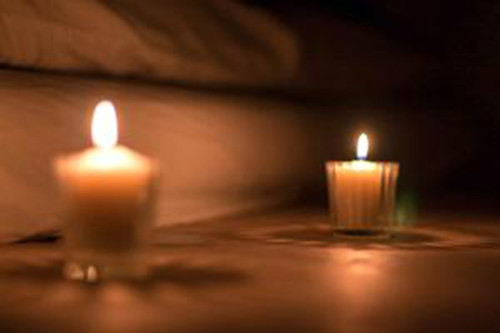 Nến thơm. Đây được xem là một trong những đồ vật trong phòng ngủ ảnh hưởng xấu đến sức khỏe. Trong khi những ngọn nến vô cùng lãng mạn thì nó có thể gây hại đến sức khỏe. Nến có mùi thơm sẽ giải phóng chất độc như paraffin và toluene, là chất kích thích đối với những người nhạy cảm hóa học. Tốt hơn hết là bạn nên thay thế bằng sáp ong và luôn để cửa hé mở khi đốt nến.