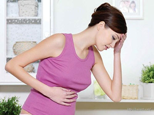 Đau bụng thời kỳ mang thai cũng có thể bị gây ra bởi đầy hơi và táo bón. Đây là tác dụng phụ mang thai phổ biến ở thai kỳ đầu và cũng có thể tiếp tục ở thời kỳ thứ 2. Lúc này, mẹ bầu nên uống nhiều nước.