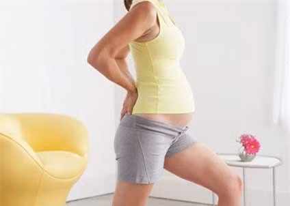 Thế nhưng, mẹ bầu không nên quá lo lắng bởi những cơn đau này xảy ra khi bụng to lên và dây chằng phía tử cung của bạn bắt đầu căng. Đây là triệu chứng hoàn toàn bình thường trong suốt thai kỳ. Chỉ cần bạn nghỉ ngơi khoảng một giờ đồng hồ thì sẽ khỏi.