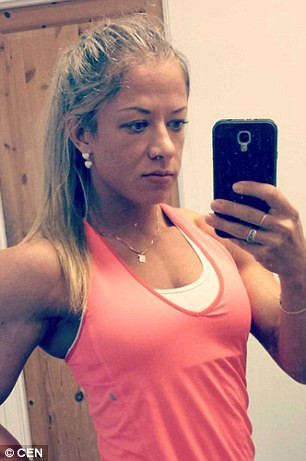 Sự xuống cấp thấy rõ ở mái tóc của cô, nó bạc trắng như tóc giả và nét mặt tươi tắn trước kia đã bị thay thế bởi lớp da nhăn nheo của một phụ nữ tuổi trung niên.