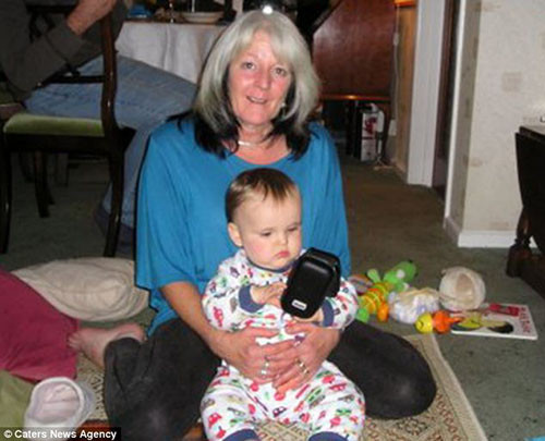 Một bà mẹ cũng đã thề không bao giờ động đến thuốc nhuộm tóc sau khi chịu dị ứng nặng đến nỗi bỏng rát hết cả phần cổ khi tiếp xúc với thuốc nhuộm. Điều lạ là, cô đã thử test trên da trước 48 giờ.