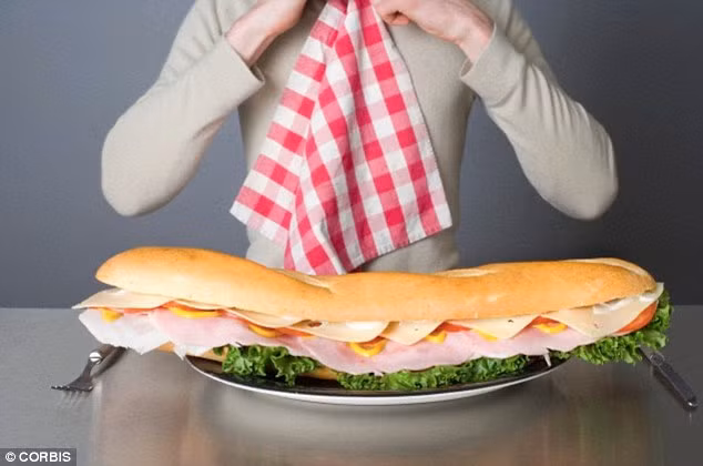 Và để cân đo thực phẩm chính xác, chuyên gia dinh dưỡng Sian Porter đã đưa ra cách đo bằng tay giúp bạn xác định lượng thức ăn đưa vào cơ thể. Lượng đồ ăn sẽ phụ thuộc vào kích cỡ tay của bạn.