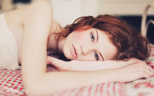 Bài kiểm tra da và vú lâm sàng. Kiểm tra vú lâm sàng nên được bắt đầu từ tuổi 20 và nên được lặp lại cứ 3 năm một lần từ 20 tuổi đến 39 tuổi và lặp lại hàng năm từ tuổi 40. Bạn có thể tự kiểm tra tại nhà và nên kiểm tra khối u hàng tháng hoặc lâu hơn.