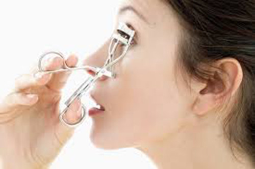 Luôn mang theo dụng cụ kẹp mi trong túi. Nó cũng quan trọng như một thỏi son môi vậy. Nó có thể giữ cho hàng lông mi của bạn luôn cong vút tự nhiên và thu hút hơn.