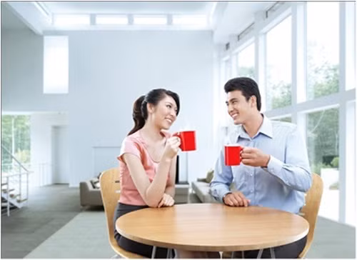 Tám chuyện với bạn bè. Nếu cuộc sống của bạn là công việc và công việc thì hãy dùng thời gian buổi trưa để kết nối với những người bạn mà bạn không có thời gian gặp gỡ. Còn hơn là cứ ngồi lì một chỗ vào mạng xã hội. Sắp xếp để làm một ly cà phê với bạn bè trong công viên gần đó và hít thở không khí trong lành.