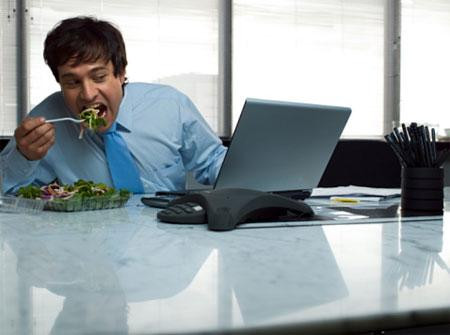 Nhỡ một bữa ăn trưa hoặc bữa trưa không đủ chất có thể ảnh hưởng đến lượng đường trong máu, làm năng lượng làm việc giảm và độ tập trung kém. Nếu bạn muốn có kết quả tốt trong buổi chiều làm việc thì hãy ăn một bữa trưa khỏe mạnh ngay từ bây giờ.