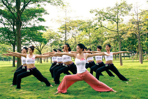 Tập thể dục ngoài trời. Mọi người đều biết về lợi ích của thể dục thể thao. Nó có thể cải thiện tâm trạng, giảm stress và nhiều hơn thế nữa. Tuy nhiên, để dậy sớm tập thể dục quả là khó khăn đối với những người bận rộn.