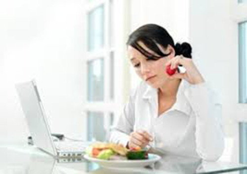 Bạn làm gì trong suốt giờ nghỉ trưa? Một nghiên cứu tại Úc đã nhận thấy 3,8 triệu dân công sở ở đây không nghỉ trưa chút nào. Điều này thật có hại cho sức khỏe và hiệu quả làm việc. Dưới đây là 5 thói quen khỏe mạnh bạn cần làm trong những giờ nghỉ trưa.