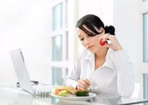 Bạn làm gì trong suốt giờ nghỉ trưa? Một nghiên cứu tại Úc đã nhận thấy 3,8 triệu dân công sở ở đây không nghỉ trưa chút nào. Điều này thật có hại cho sức khỏe và hiệu quả làm việc. Dưới đây là 5 thói quen khỏe mạnh bạn cần làm trong những giờ nghỉ trưa.