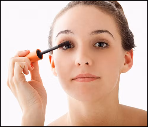 Mascara là một sản phẩm mà hầu hết các phụ nữ đều cần đến để làm cho đôi mắt long lanh hơn. Thế nhưng, gần đây các chuyên gia trang điểm lại đi ngược quy tắc thông thường.