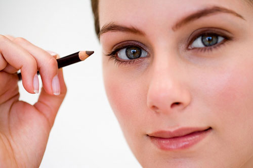 Tạo độ tương phản cho hàng mi. Nếu bạn có hàng mi đen, đặc biệt là mi dưới rậm thì nên làm cho đôi mắt nổi bật bằng cách kẻ viền trong phía trên của mắt. Hoặc dùng phấn màu be, màu đỏ rượu vang nhẹ cũng sẽ làm cho đôi mắt bạn có chiều sâu, sáng bừng hơn.