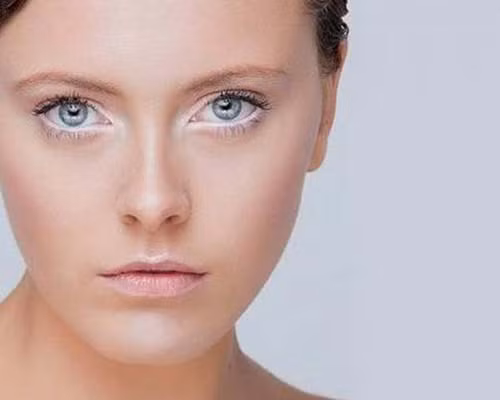 Dùng kẻ mắt màu be hoặc trắng bên trong. Cách này vô cùng hữu hiệu khi mắt bạn hơi đỏ hoặc bạn đang trong trạng thái mệt mỏi. Nó làm cho mắt bạn to và sáng hơn.