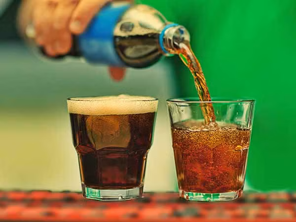 Soda. Chúng chứa carbon dioxide và các khí khác dẫn đến chướng bụng vì vậy nó được liệt vào đồ uống không lành mạnh.