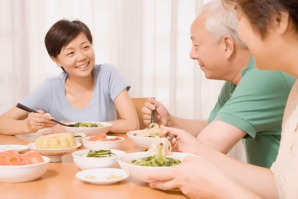 Bạn nên tránh xa một số loại thực phẩm gây đầy hơi như đậu lăng, đậu, lúa mì, đồ uống có ga, các sản phẩm từ sữa vì nó chứa rất nhiều sợi carbohydrate, ferment-able oligo-, di-, mono-saccharides, mono-sacarit và polyol(nhóm FODMAPs).