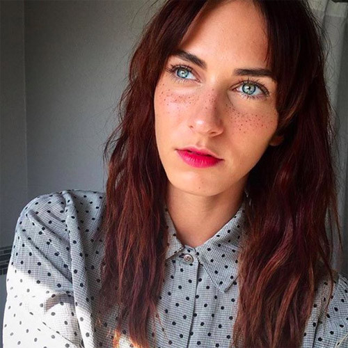 Mặt nạ tàn nhang này là sản phẩm của nhà thiết kế Remi Brixton, người đã chịu đựng tàn nhang cả cuộc đời mình. Bà cảm thấy những nốt tàn nhang khá dễ thương và phát biểu trên quảng cáo “Đối với tôi, tàn nhang là dấu hiệu của một thời mơ mộng nổi loạn, những cuộc phiêu lưu hoang dã và vẻ đẹp không thể nói thành lời”.