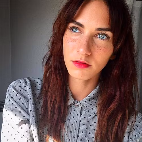 Mặt nạ tàn nhang này là sản phẩm của nhà thiết kế Remi Brixton, người đã chịu đựng tàn nhang cả cuộc đời mình. Bà cảm thấy những nốt tàn nhang khá dễ thương và phát biểu trên quảng cáo “Đối với tôi, tàn nhang là dấu hiệu của một thời mơ mộng nổi loạn, những cuộc phiêu lưu hoang dã và vẻ đẹp không thể nói thành lời”.