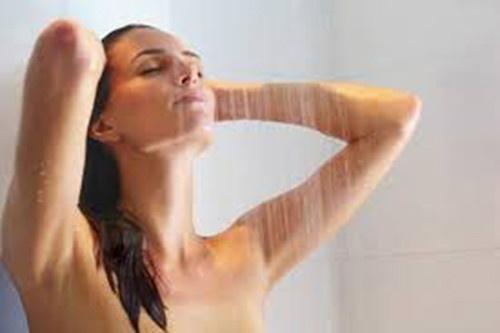 Tắm vòi sen quá nóng. Tắm nước quá nóng ngay sau khi luyện tập có thể làm cho da bạn bị khô và bí bách. Hãy tắm nước vừa đủ ấm và chỉ rửa nhẹ nhàng, không chà xát da trên cơ thể.