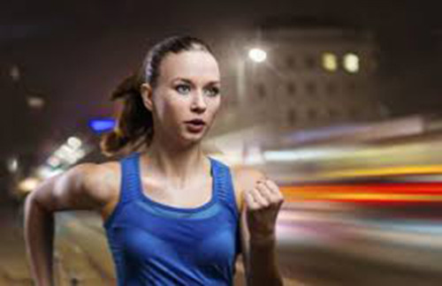 Mặc quần áo ướt đẫm mồ hôi. Nếu như bạn mặc quần áo mồ hôi ướt đẫm lâu sau khi chơi thể thao có thể dẫn đến việc nhiễm trùng do vi khuẩn. Hơn nữa, khi tập thể thao chất độc trong cơ thể sẽ bài tiết qua mồ hôi. Nếu như bạn để lâu thì nó lại thấm ngược vào lỗ chân lông.