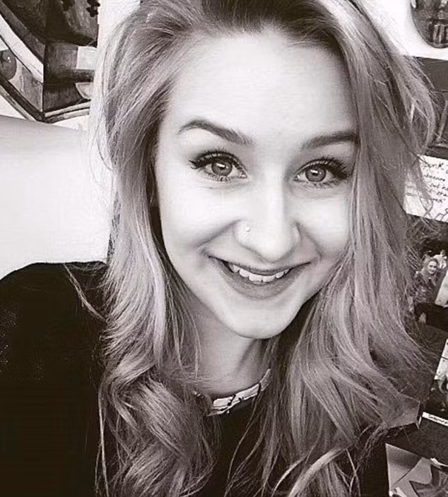 Mọi người nhìn Hannah đều cảm thấy cô là một người bình thường, có cân nặng ổn định và hoàn toàn xinh đẹp. Không ai nghĩ, Hannah từng mắc chứng béo phì do rối loạn ăn uống.