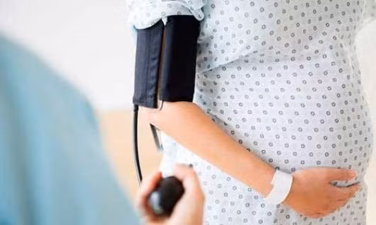 Làm tăng đường huyết: Những bà bầu có tiền sử bệnh tiểu đường hoặc có dấu hiệu bị tiểu đường thai kỳ không nên ăn đu đủ vì vì loại quả này có nhiều đường, có thể là nguyên nhân gây nên tăng đường huyết cho mẹ bầu.