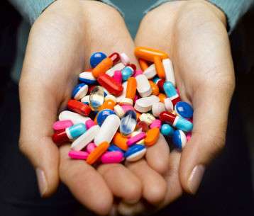 Đôi khi chúng ta sử dụng thuốc liên tục khi thấy đau mà không cần suy nghĩ về tác dụng phụ hay tác hại của nó là gì. Dưới đây là những loại thuốc thường xuyên bị lạm dụng và có thể chính bạn cũng làm như vậy.