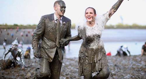 Chạy bùn. Lấy cảm hứng từ huấn luyện quân sự, chạy bùn là chạy trong bùn, vượt qua các thử thách như trường đường ống, lội bùn sông. Vấn đề là, chạy bùn nguy hiểm bởi bạn rất dễ trượt ngã.