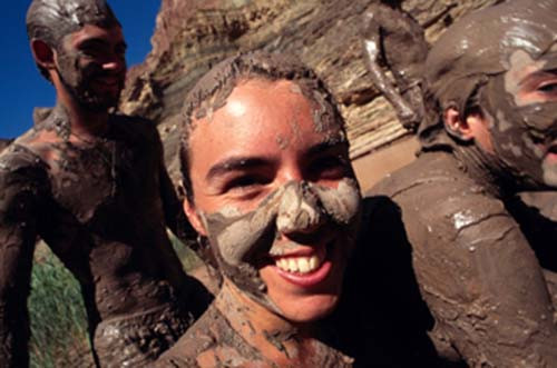 Một người đàn ông Mỹ đã bị liệt chân vì trượt ngã bùn và một người phụ nữ đã bị bỏng nặng sau khi phải vượt thử thách là nhảy qua lửa.