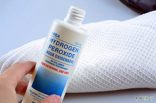 Hydrogen Peroxide (oxy già). Là loại giúp giảm đau và nhiễm trùng nhưng không phải là lựa chọn để điều trị mụn và cho tiếp xúc da mặt. Bôi Hydrogen Peroxide có thể làm phồng rộp và cháy da, nó còn gây viêm và dị ứng.
