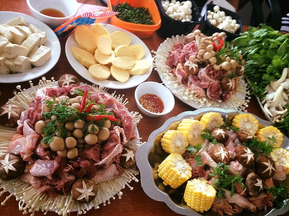 Khoai lang Nhật, cà rốt gọt vỏ thái miếng vừa ăn ngâm nước muối loãng cho khỏi bị thâm. Hành tây và cà chua thì thái miếng hoa cau. Ngô Mỹ cắt khúc chừng 2-3 cm. Sau khi sơ chế, xếp những loại rau củ này ra đĩa chờ nhúng lẩu. 