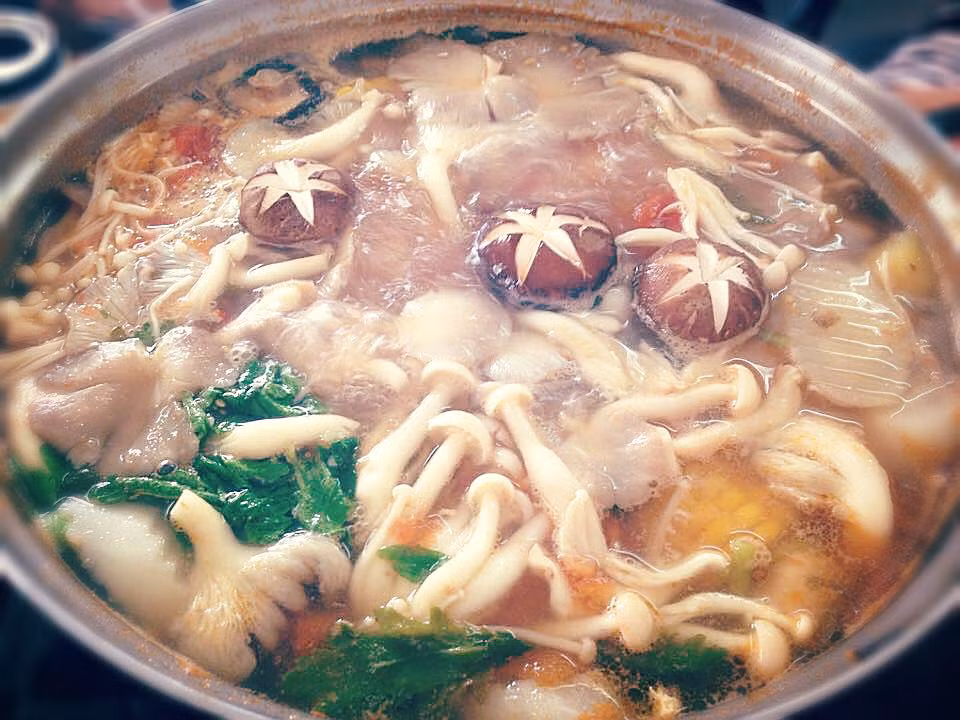 Để chuẩn bị nước dùng, bạn cho các phần đầu, cổ cánh gà vào ninh cùng xương ống. Sau khi chế nước dùng vào nồi lẩu, hãy thả ngô ngọt, khoai lang Nhật, cà rốt vào đun sôi rồi vặn nhỏ lửa liu riu khoảng 15 phút cho ngọt nước. Bạn có thể xào kỹ cà chua rồi cho trút vào nồi lẩu để có màu đẹp mắt. Công đoạn cuối cùng để hoàn thành món này là lọc mẻ hoặc dấm bỗng, chắt lấy nước trong rồi từ từ chế vào nồi nước lẩu và đun sôi trở lại. Nếu không thích ăn mẻ, bạn có thể thay thế bằng me hoặc quả dọc.