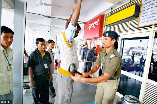 Thanh tra hải quan và nhân viên xuất nhập cảnh. Đây là những người chịu trách nhiệm kiểm tra hàng hóa, con người khi nhập cảnh vào một quốc gia mới. Họ tiếp xúc với hàng ngàn người mỗi ngày, khiến nguy cơ phơi nhiễm bệnh cao.