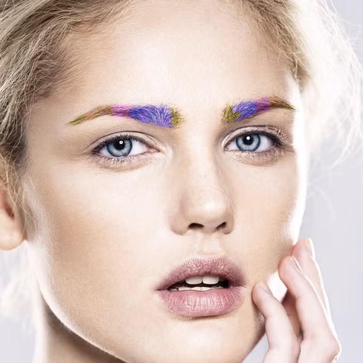 Tùy thuộc vào từng người, có thể vẽ lông mày nhiều màu hoặc chỉ đơn giản là 2 đến 3 màu để có cái nhìn tinh tế hơn nơi công cộng.