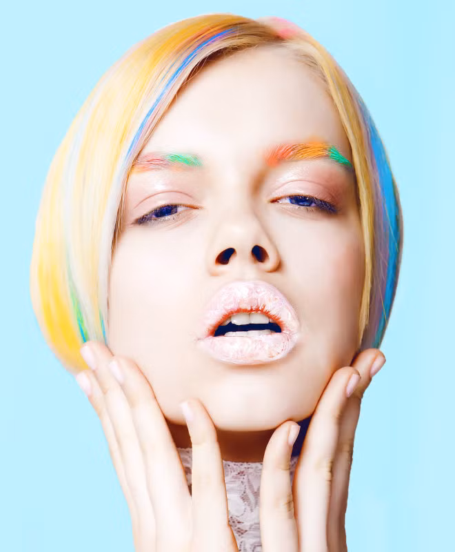 Lông mày này rất hợp với những mái tóc cũng là kiểu cầu vồng.