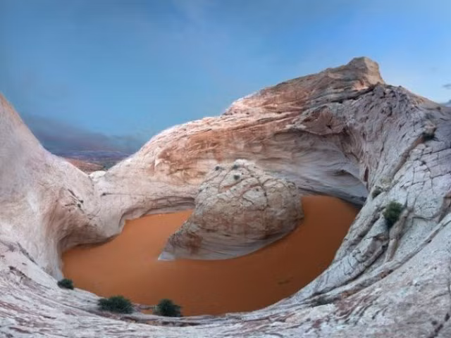 Thậm chí, trái đất cũng có một cái rốn. Theo nhiếp ảnh gia Smithsonian, ở trái tim của đài tưởng niệm quốc gia Grand Staircase-Escalante, Utah, Mỹ có một ổ gà khổng lồ được gọi là “cái rốn vũ trụ” rộng gần 70m và các nhà địa chất thậm chí còn cho rằng nó lên đến 216.000 năm tuổi.