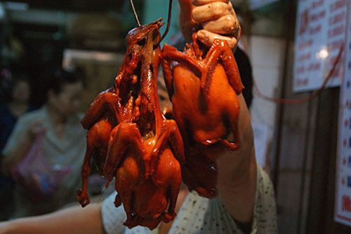 Thực phẩm chế biến sẵn. Với những loại thịt chế biến sẵn thì hãy mua ở cơ sở sản xuất rõ ràng đảm bảo hợp vệ sinh. Không nên chọn thịt có màu lòe loẹt và có mùi lạ, mùi hôi.