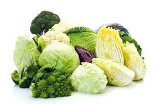 Rau. Nên chọn mua rau đúng mùa và không nên chọn những loại rau quá non, mỡ màng, sạch bóng. Chị em cũng không nên chọn những loại rau rễ còn bám đất bởi đó là nguồn vi sinh làm cho rau nhanh hỏng.