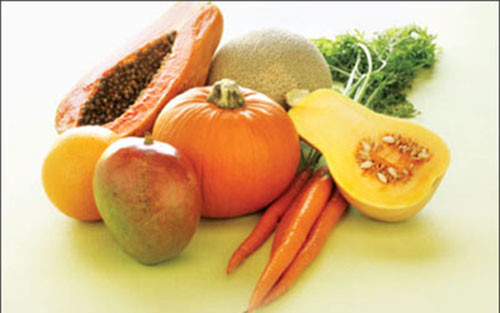 Chọn củ quả. Bạn nên chọn trái cây còn nguyên cuống, còn lá thì càng tốt. Không nên chọn loại củ quả quá to, lớn hơn mức bình thường vì có thể chúng đã hấp thụ số lượng đáng kể hóa chất và thuốc kích thích.